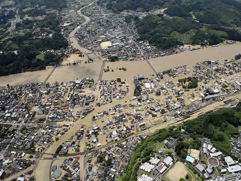 Des pluies diluviennes font au moins 18 morts au Japon