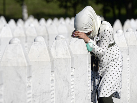 Srebrenica: 25 ans après, les musulmans pleurent leurs morts