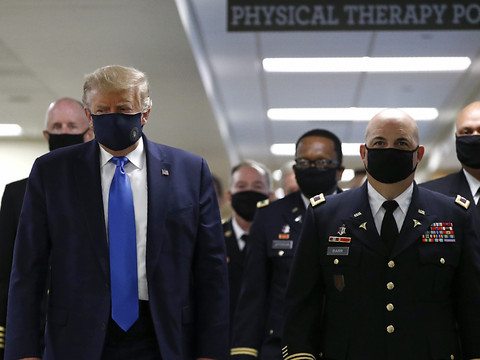 Trump masqué pour la première fois, record de contaminations