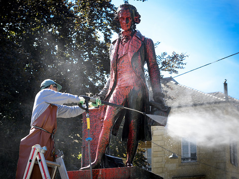 La statue de David de Pury à Neuchâtel recouverte de peinture rouge