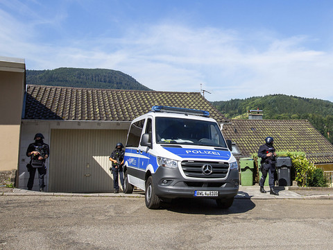 Des centaines de policiers recherchent un fugitif armé à Oppenau