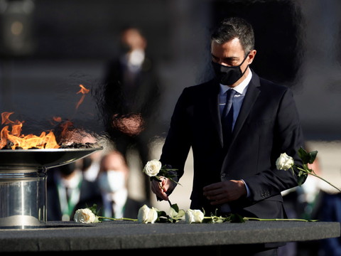 L'Espagne rend hommage aux morts, Londres accuse Moscou