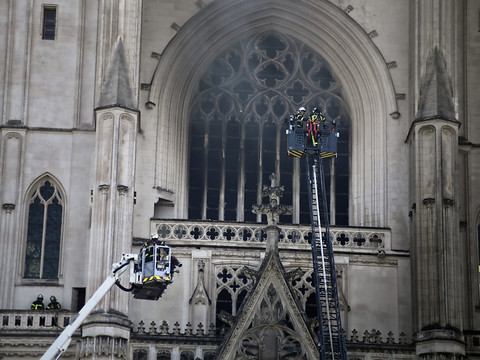 Une cathédrale gothique à nouveau endommagée par un incendie
