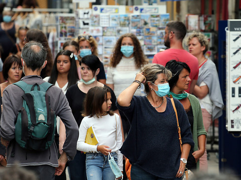 Le masque obligatoire dès lundi en France dans les lieux clos