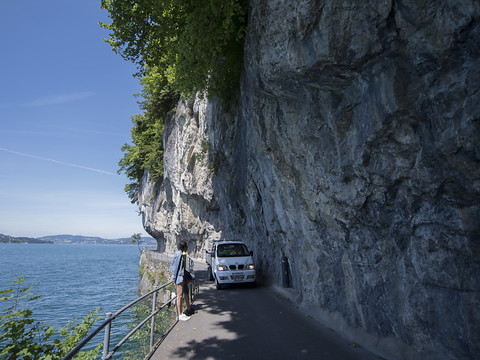 Route au bord du lac des Quatre Cantons fermée après un éboulement