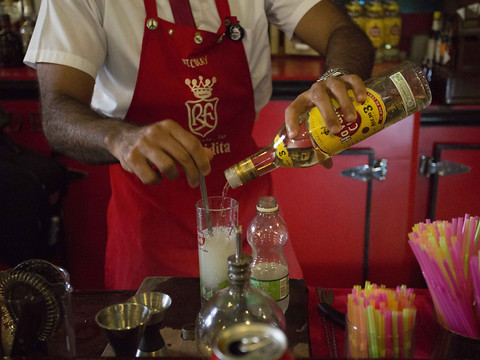 Pernod Ricard anticipe un moindre recul de sa performance annuelle