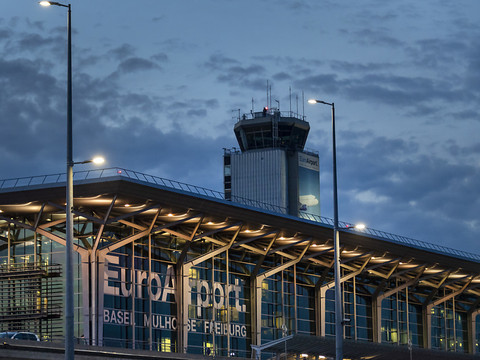 Un avion prend feu à l'aéroport de Bâle-Mulhouse, trois blessés
