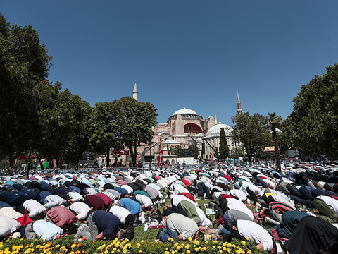 Première prière musulmane à Sainte-Sophie reconvertie en mosquée