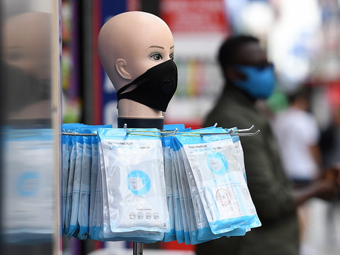 Les restrictions reprennent de la vigueur dans le monde