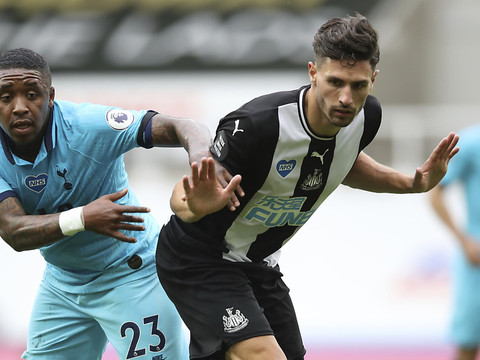 Fabian Schär doit passer sur le billard