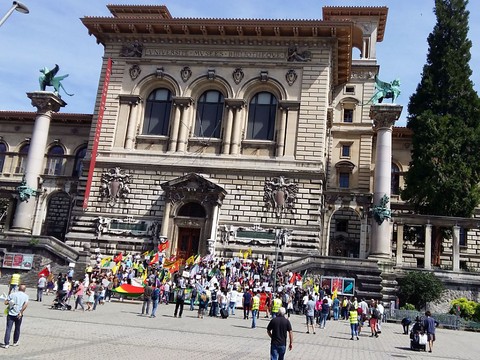Les Kurdes manifestent contre la division de leur peuple