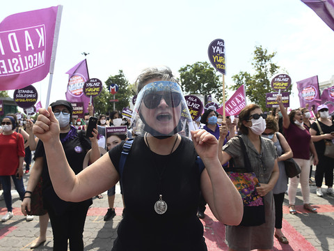 Manifestations de femmes pour défendre la Convention d'Istanbul