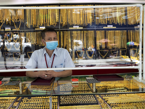 L'or, valeur refuge, atteint un record à 1930 dollars l'once