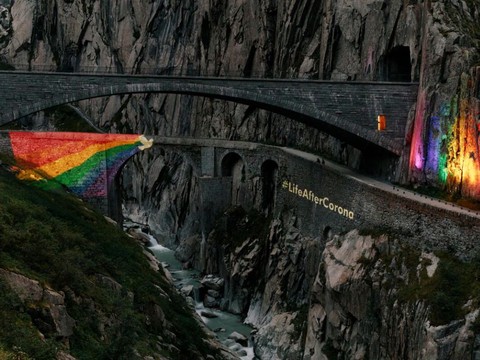 Action de Greenpeace au Pont du Diable