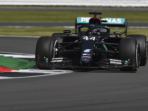 GP de Grande-Bretagne: Hamilton gagne sur trois roues