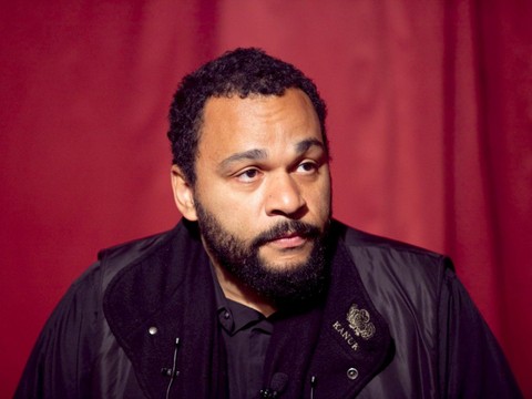 Facebook bannit Dieudonné, qui se 