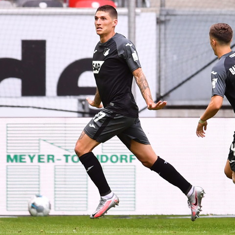 Steven Zuber signe à Francfort