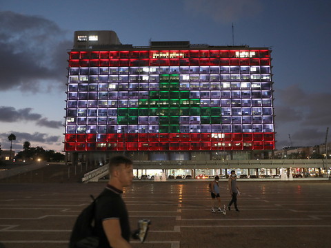 La mairie de Tel-Aviv s'illumine aux couleurs du Liban
