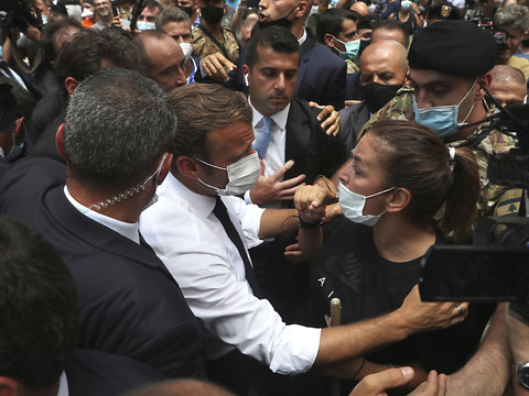Dans Beyrouth dévastée, Macron réclame une enquête internationale