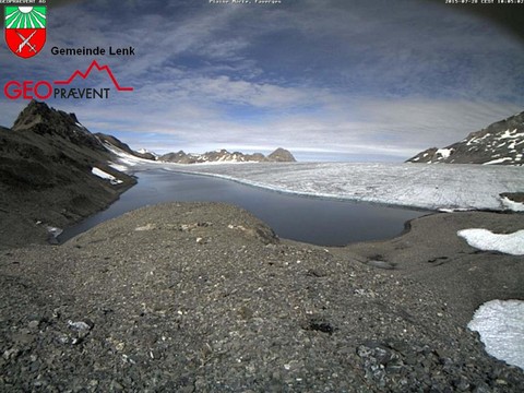 Le lac des Faverges, sur le glacier de la Plaine Morte, se vide