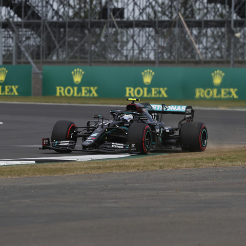 Bottas bat Hamilton pour la pole