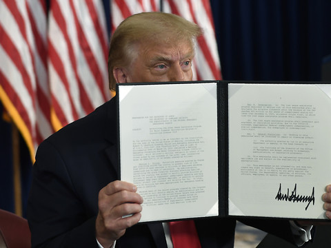 Trump promulgue un nouveau plan d'aide à l'économie par décret