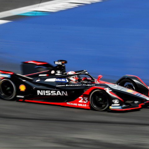 Buemi sur le podium, da Costa champion