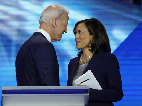 Joe Biden choisit la sénatrice noire Kamala Harris comme colistière