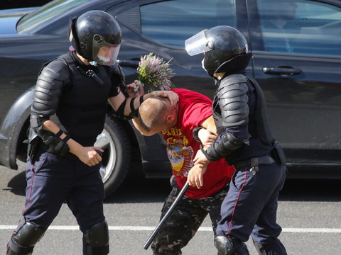 Bélarus: la police dit avoir tiré avec des armes à feu sur les prot