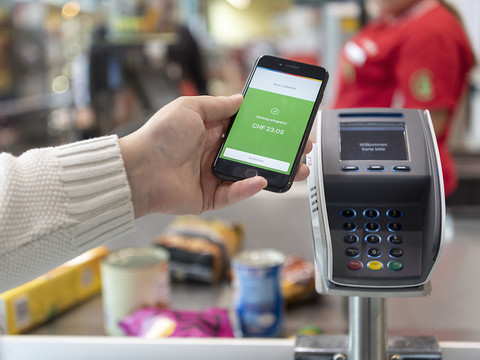 La crise dope l'utilisation des cartes bancaires et du smartphone
