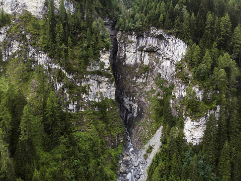 Accident de canyoning: recherches pour retrouver le disparu infructueuses jusqu'ici