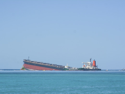 Le navire échoué sur les côtes de l'île Maurice sur le point de se briser