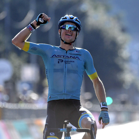 Tour de Lombardie: Fuglsang en solitaire, Evenepoel miraculé