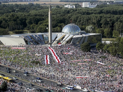 Immense manifestation à Minsk, Loukachenko refuse de s'incliner