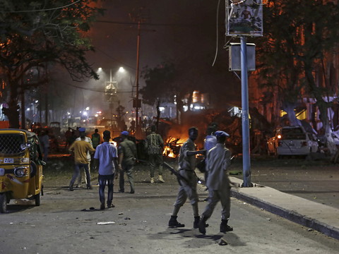 Les shebab attaquent un hôtel de Mogadiscio: au moins onze morts