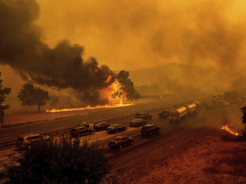 Multiples incendies en Californie, des milliers de personnes fuient