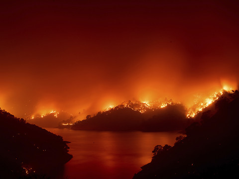 Multiples incendies en Californie, des milliers de personnes fuient