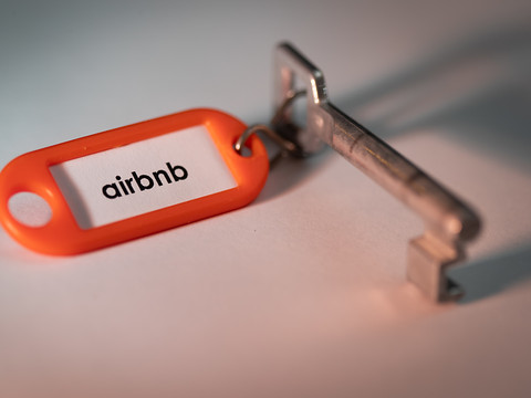 Airbnb interdit les fêtes dans toutes ses locations