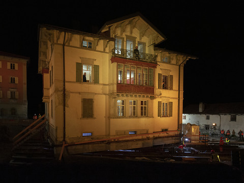 Maison classée déplacée en musique et en lumière aux Grisons