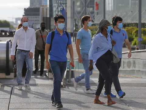 Plus de 800'000 morts, les restrictions se multiplient