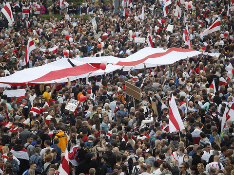 Des dizaines de milliers de Bélarusses manifestent à Minsk