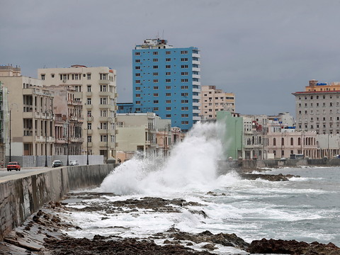 Bientôt ouragan, la tempête Laura traverse Cuba