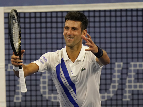 Djokovic solide, Murray surprend