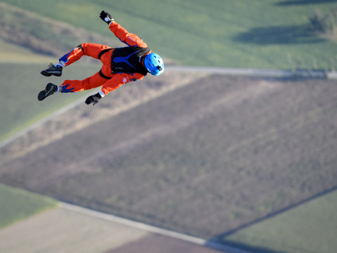 Saut en parachute depuis un avion solaire à Payerne (VD)
