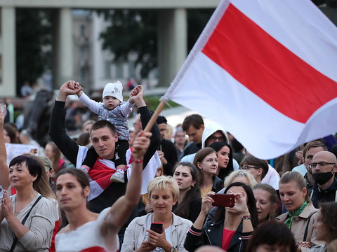 Bélarus: plusieurs manifestants interpellés, Alexievitch interrogée