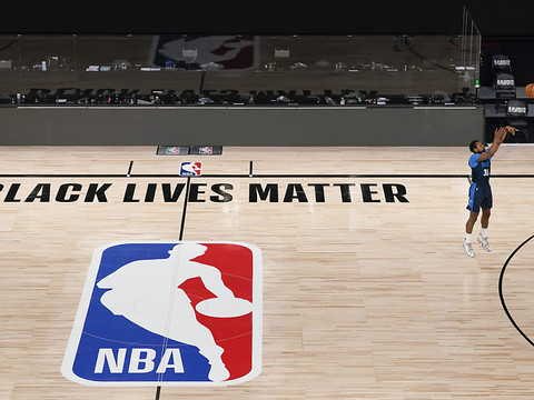 Les play-off reprennent, le combat contre le racisme s'intensifie