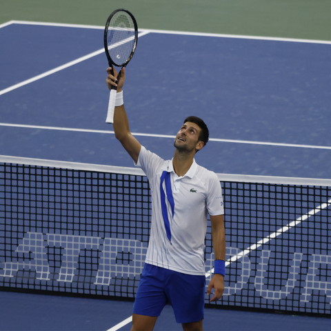 Djokovic souffre mais rejoint Raonic en finale
