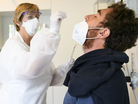 Roche va lancer un test rapide pour le Sars-Cov-2 dans l'UE