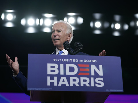 Après des mois de campagne en sourdine, Biden entre dans l'arène