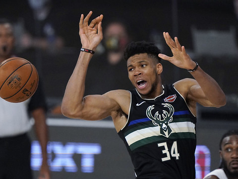 Les Bucks menés 2-0, les Rockets passent